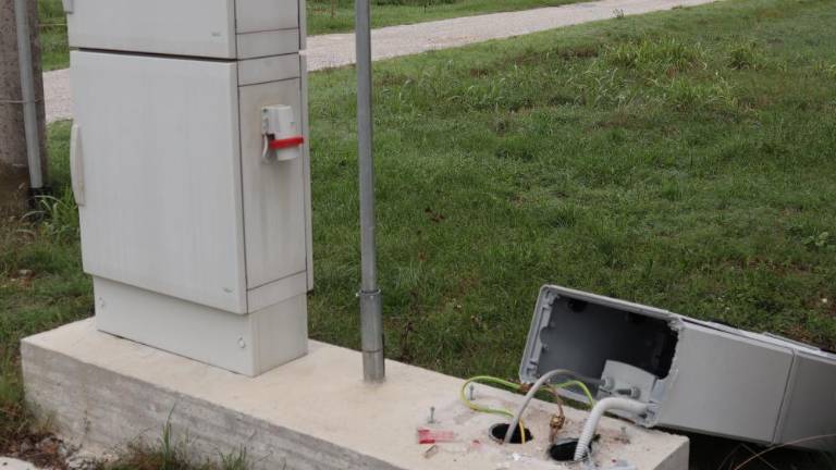 Zbil električno omarico