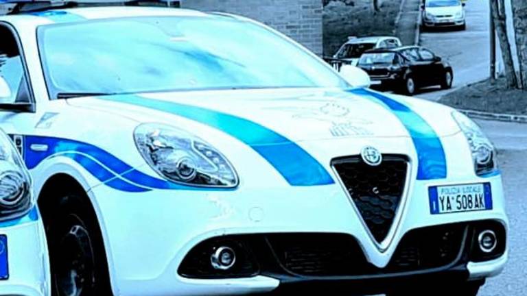 Psička prevažal pod sedežem skuterja