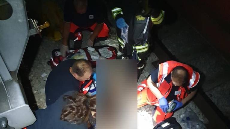 Mladenič doživel električni udar pri openski železnici