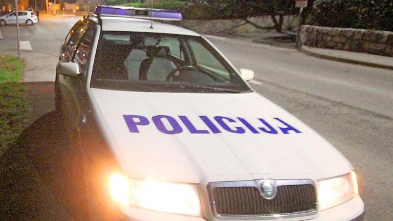 V središču Sežane ponoči vlomili v deset parkiranih vozil