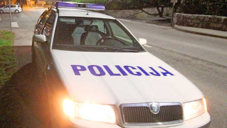 Trčil v prometne znake, parkiral avtomobil na prehitevalnem pasu in zbežal