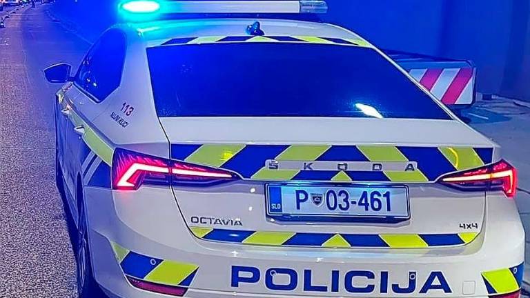 Pod vplivom alkohola zapeljal v jarek, sopotnica huje poškodovana
