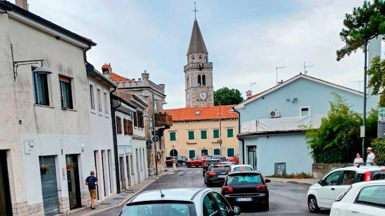 Ob zaprtju Obalne ceste na Proseku vnovič nastala dolga kolona vozil