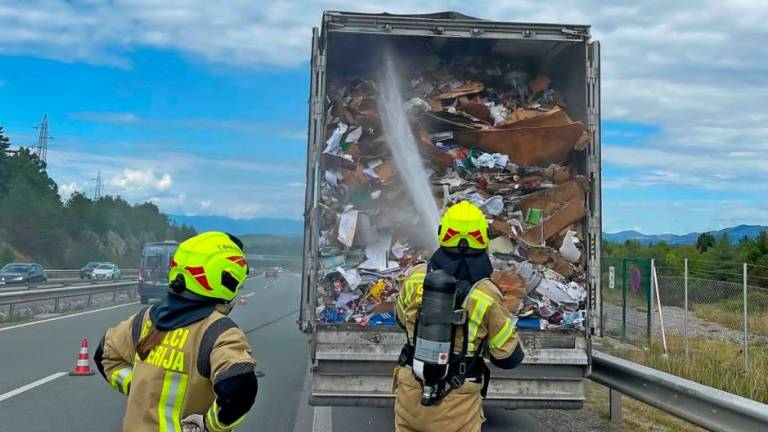 V polpriklopniku na primorski avtocesti zagorel tovor