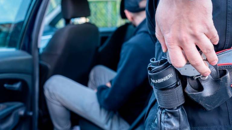 Pred vhodom trgovine karabinjerji aretirali tatu s tremi prenosniki