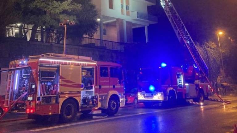 Burna noč za gasilce in reševalce