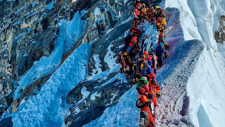 Mount Everest tudi letos oblegajo množice