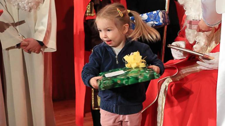 Otroke je obiskal Miklavž