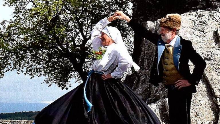 Spomin na lepe cajte, ko so lahko v paru zaplesali