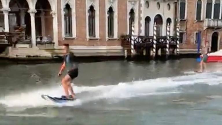 Deskala po kanalu v Benetkah