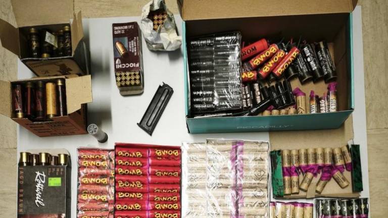 V Postojni streljanje z balkona razkrilo zalogo streliva