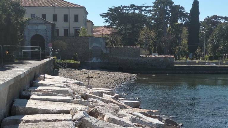 Nov valobran bo varoval cesto, ki jo je poškodovala ujma