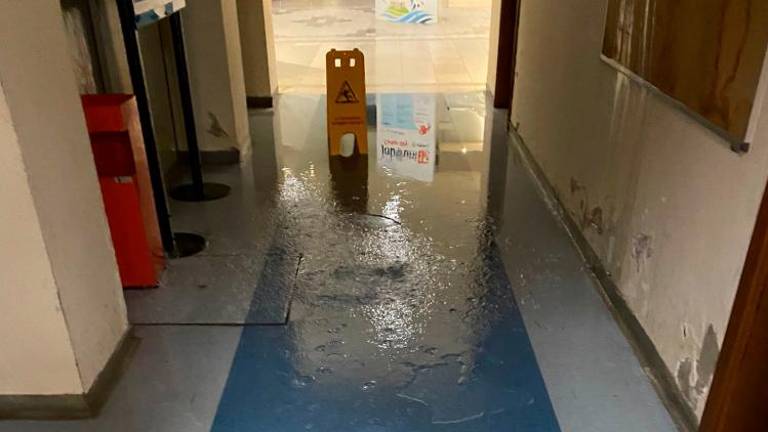 Voda poplavila tudi Narodni dom (video)