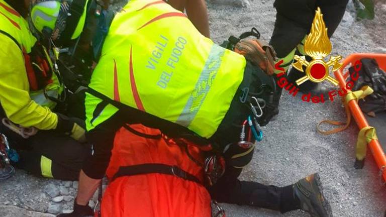 Poškodoval se je med 10-metrskim skokom v rečno korito