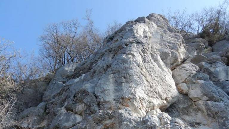 Skalovje nad Doberdobskim jezerom bodo dodatno utrdili