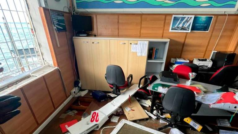 Morje premikalo tudi 500-kilogramske skale