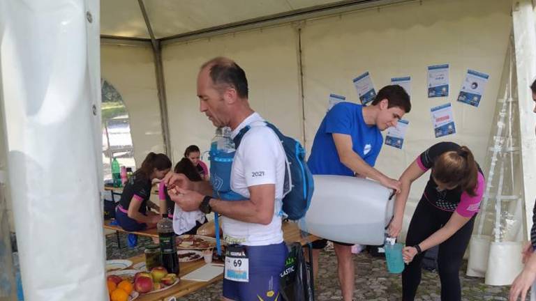 Z okrepčevalno postajo pomagali tekačem