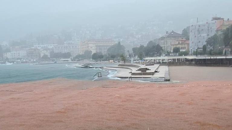 Na Reki poplave zaradi močnih nalivov