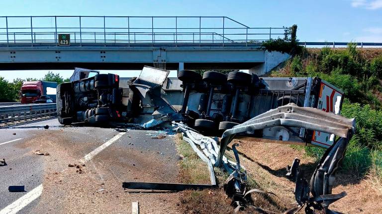 Na avtocesti A4 se je med Vilešem in Palmanovo prevrnil tovornjak s priklopnikom