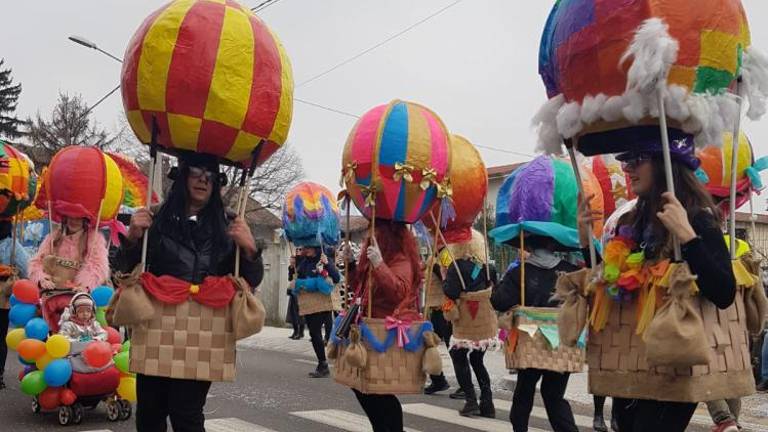 Pisana, razposajena, množična