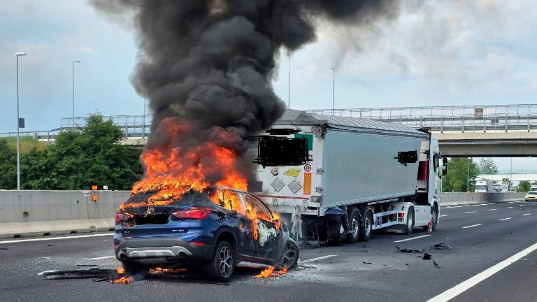 Po trčenju v tovornjak na avtocesti A4 v gorečem avtomobilu umrl voznik
