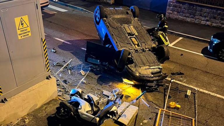 Na Furlanski cesti po trčenju avtomobil pristal na strehi