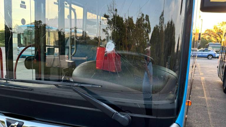 Vandali razbili več šip avtobusov v remizi