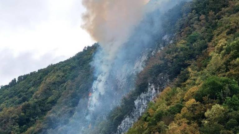 Požar še ni pogašen, a je pod nadzorom