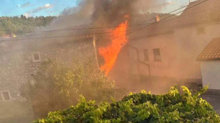 V Sežani zagorela hiša