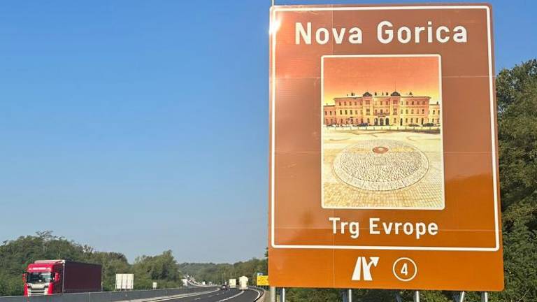Novi turistični tabli vabita na Trg Evrope
