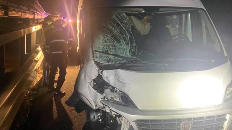 V trčenju na avtocesti A4 umrli dve osebi, dve poškodovani