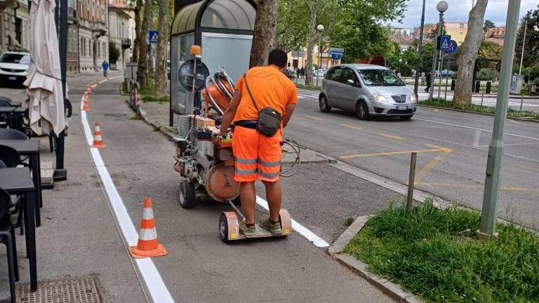 Na pasovih za pešce Korza Italia stekel zaris kolesarskih stez