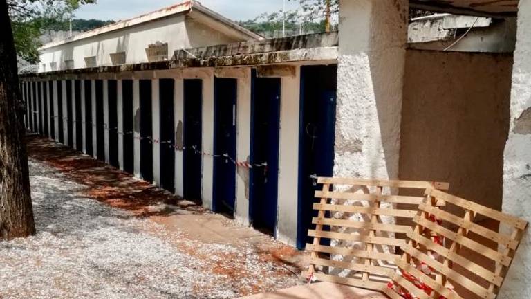 Klavrno stanje kopališča bode v oči ...