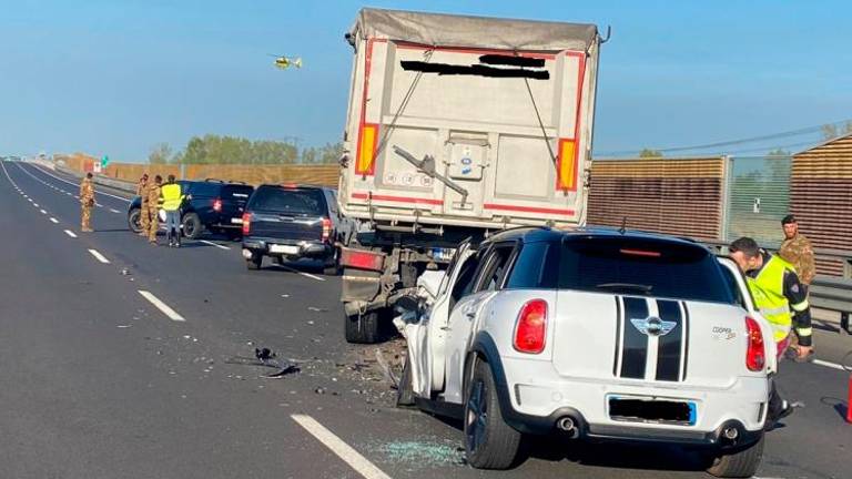 Na prehitevalnem pasu avtomobil trčil v tovornjak