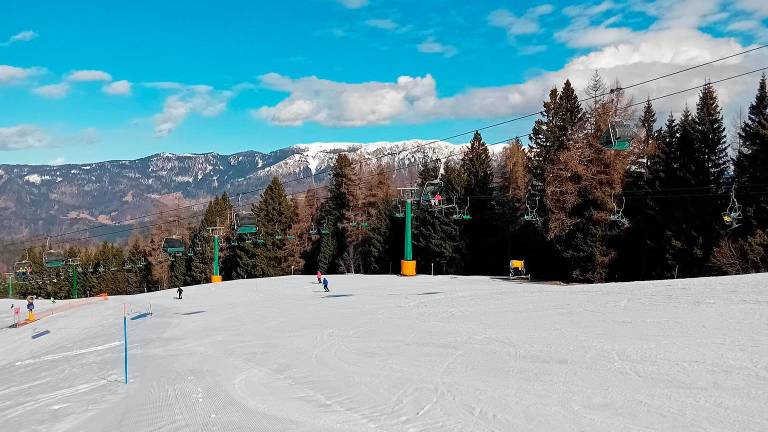 Na smučišču Cerkno silovito trčila smučarka in smučar
