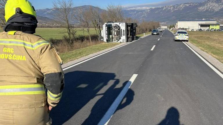 Burja prevračala tovornjake