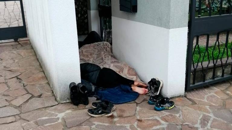 Četverica mladih mož omagala pred njenim domom