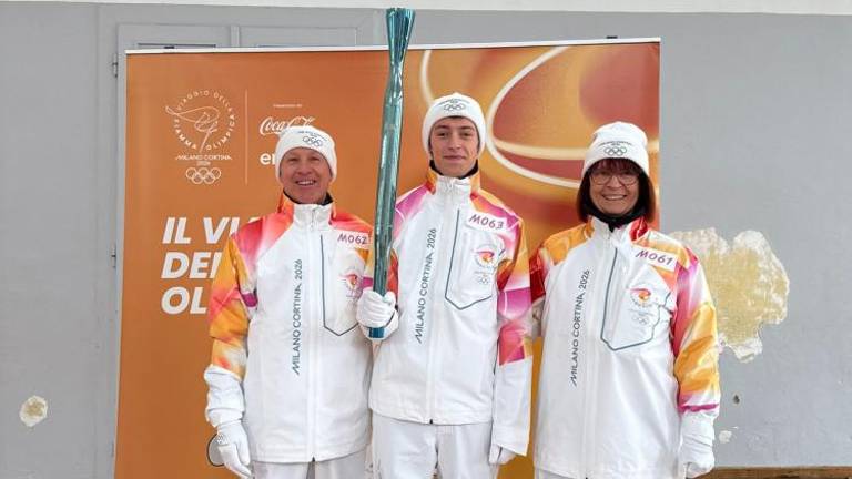 Olimpijsko baklo nosila cela družina