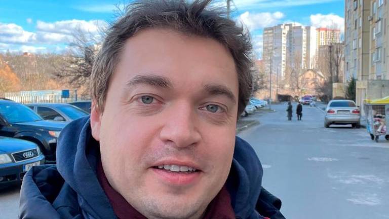 Služba mu pomaga, da ostane prišteven