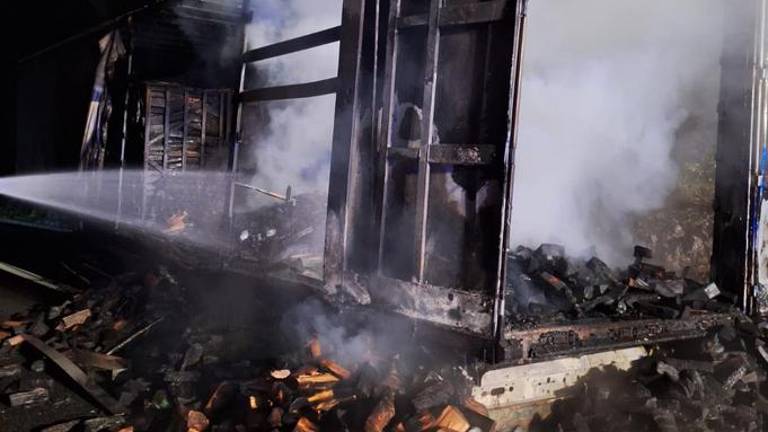 Na avtocesti zgorel tovornjak