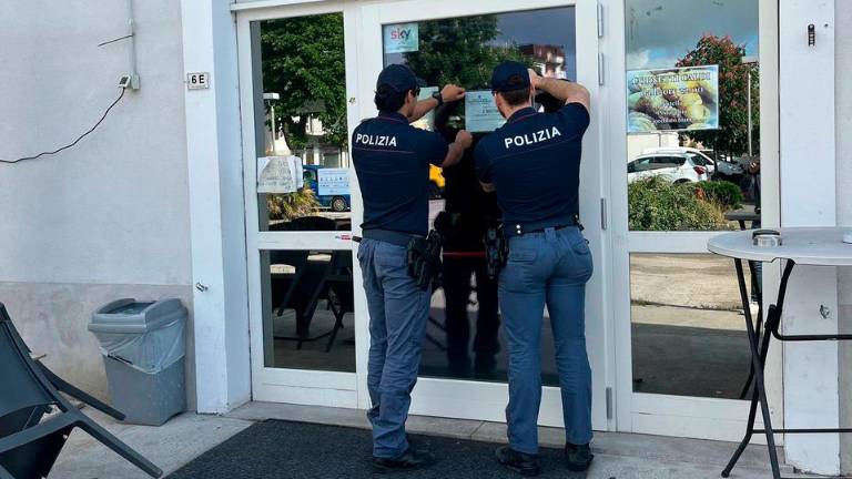 V Ronkah zaprli javni lokal in aretirali dve osebi ter eno ovadili zaradi mamil