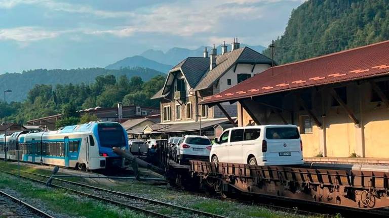V Mostu na Soči po verjetnem namernem dejanju iztiril avtovlak