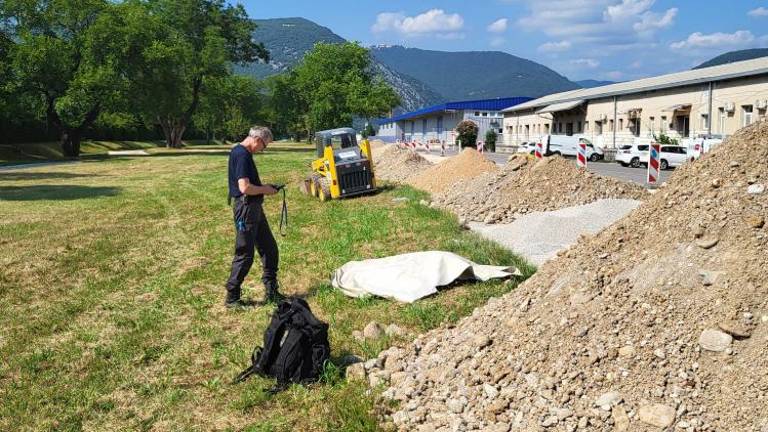 Med kopanjem našli neeksplodirano bombo