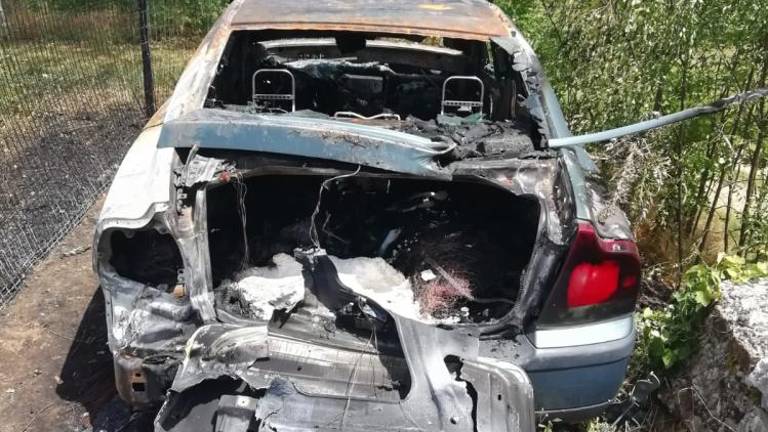 Zgoreli avto še vedno na robu polja