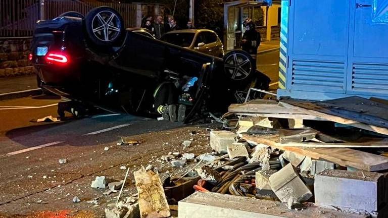 Na Furlanski cesti po trčenju avtomobil pristal na strehi