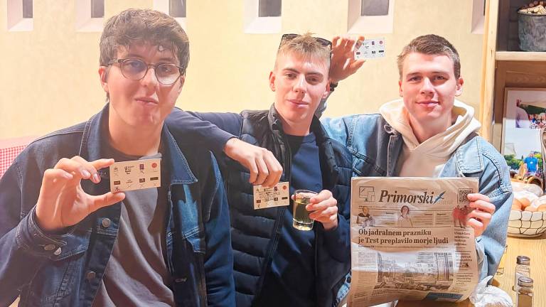Med barcolano se je odvijalo v dolinski občini odprte osmice in smo nekateri fantje dokončali kartico, ki je bila na lašč pripravljena od dolinske občine za to pobudo. <i>(Anej Bandi)</i>