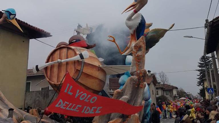 Pisana, razposajena, množična