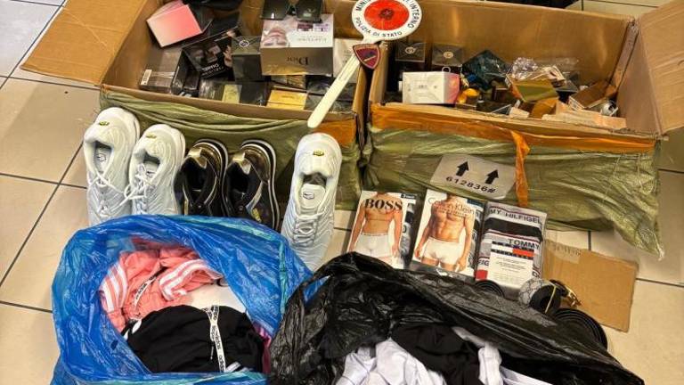 Zasačili so ga s »sumljivimi« parfumi in še marsičem