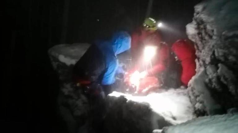 Na Mangartu v zimskih razmerah reševali 27-letno planinko