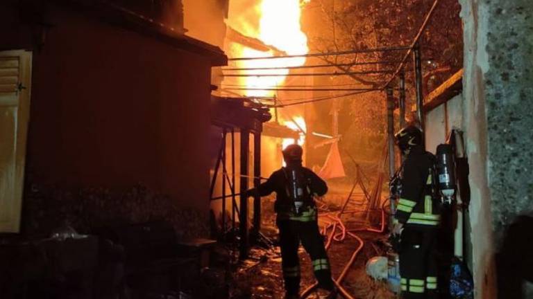 V Krogljah silovit požar uničil hišo